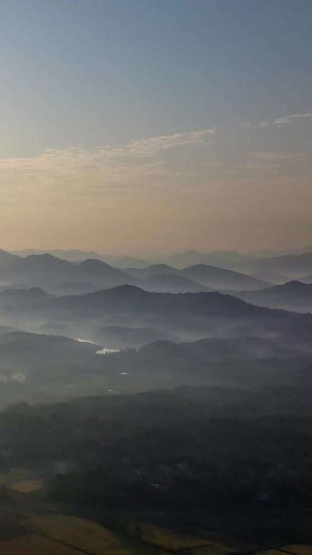 秋季山区清晨航拍视频的预览图