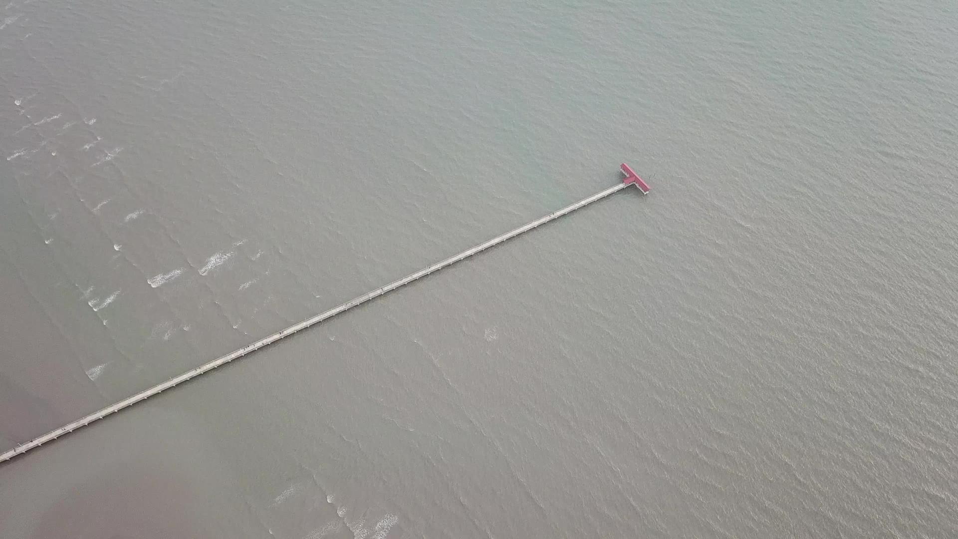 在墨西哥河畔海边波浪很大视频的预览图