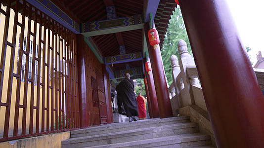 4k慢镜头升格拍摄传统节日清明节寺庙宗教祭拜僧人背影视频的预览图