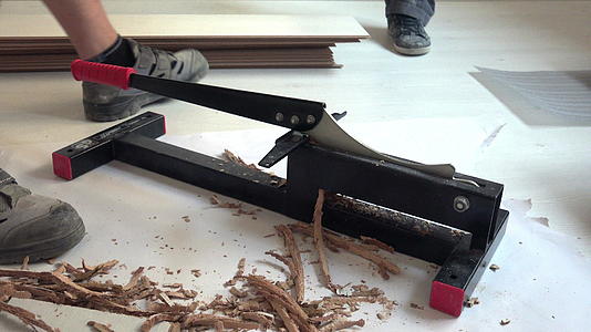 切割工具安装新的层压木地板封闭视频的预览图