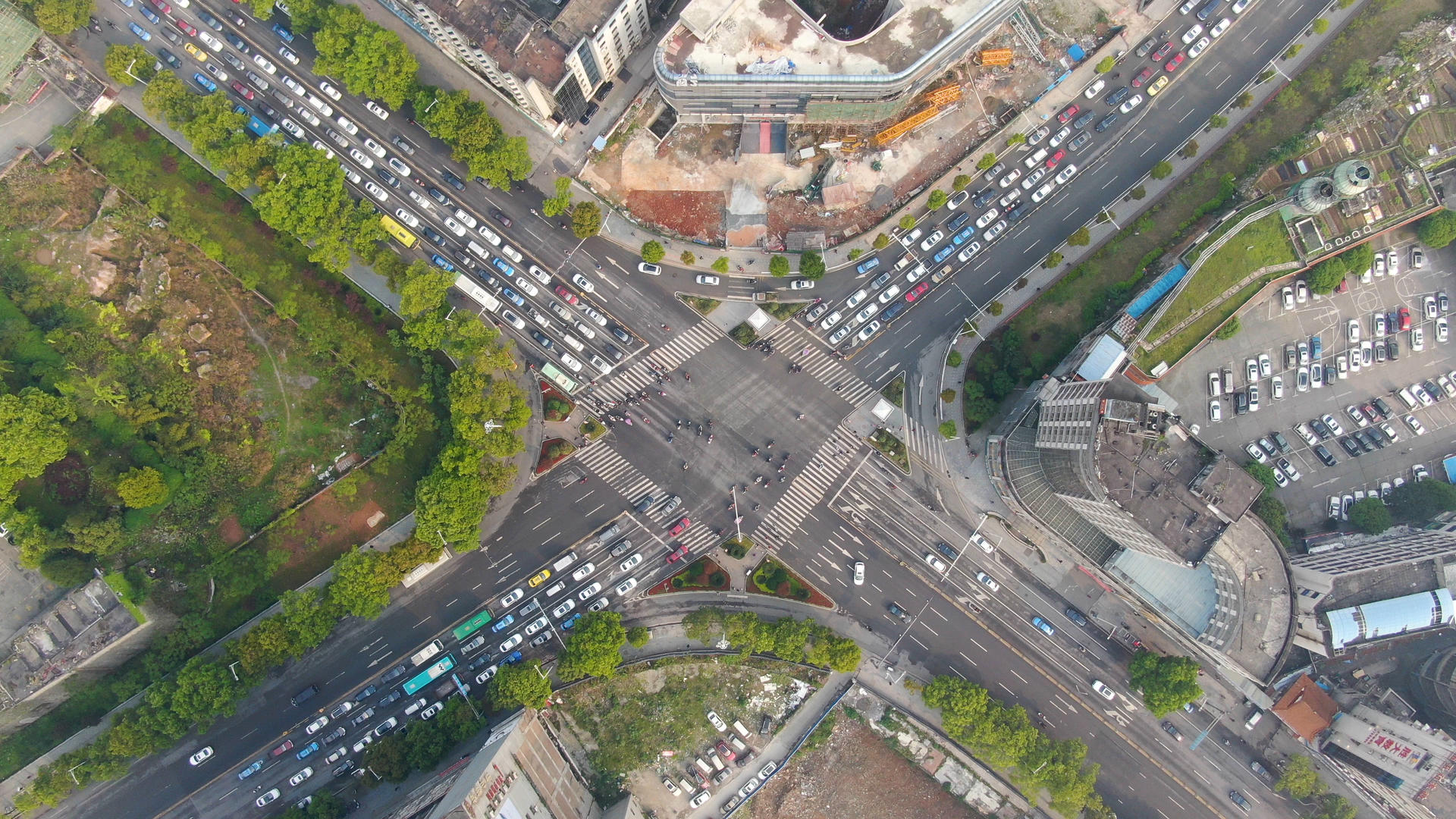 4K航拍小城市十字交叉路视频的预览图