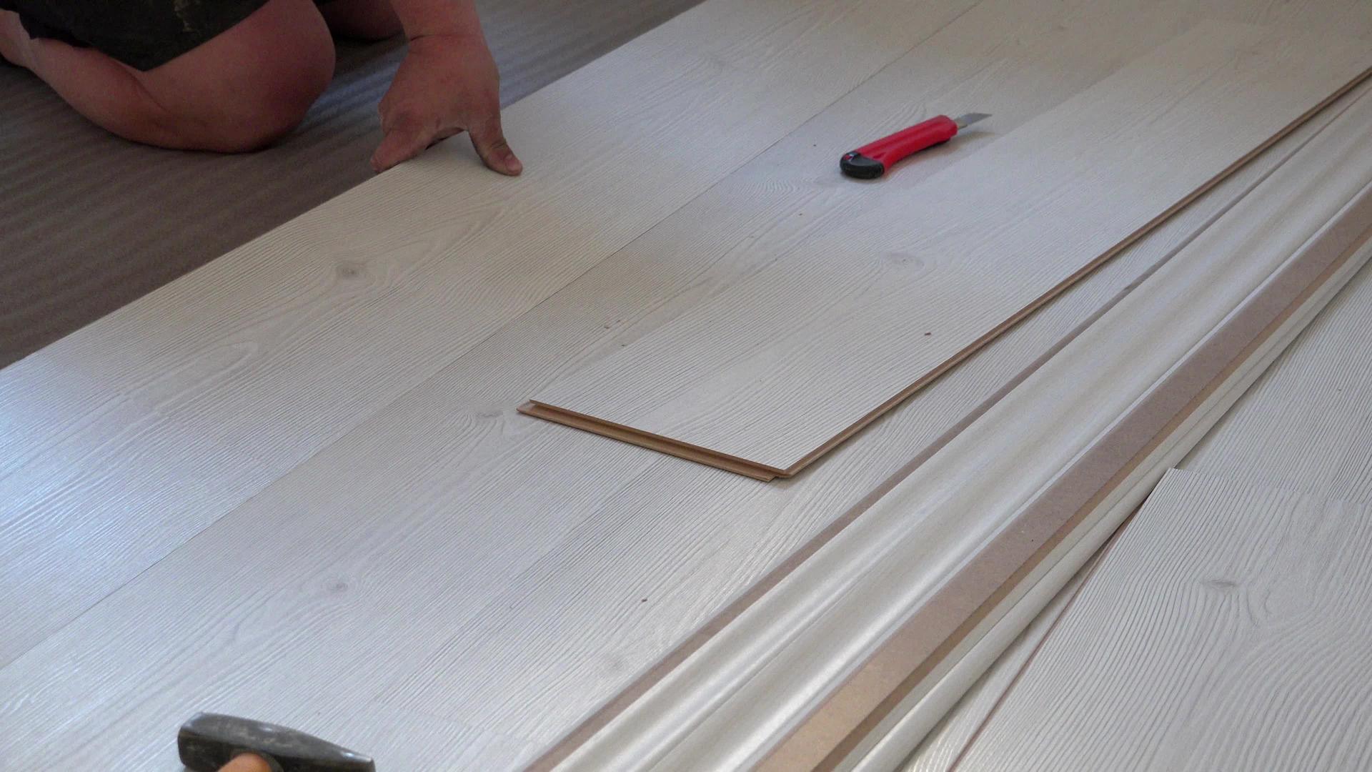 安装新的木地板视频的预览图