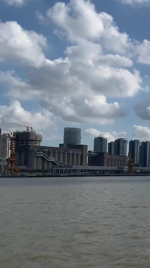 上海北外滩蓝天白云下视频的预览图