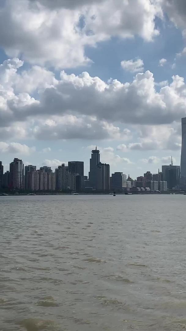 上海北外滩蓝天白云下视频的预览图