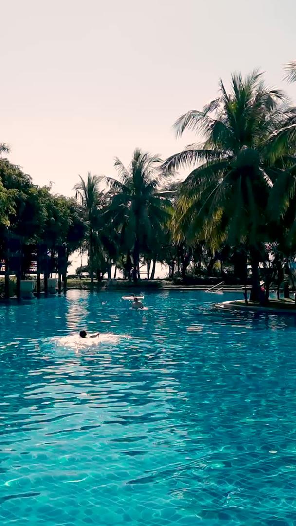 亚龙湾海湾游泳池游泳的人和岛屿风光视频的预览图