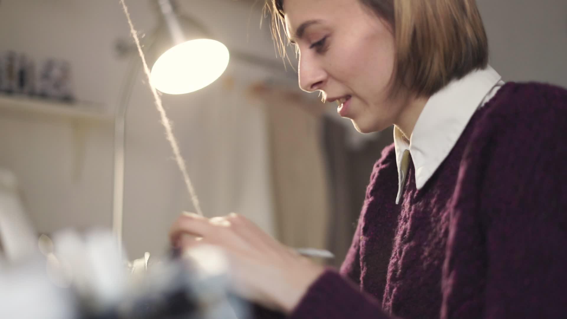 女性在编织机中使用工具拉线视频的预览图