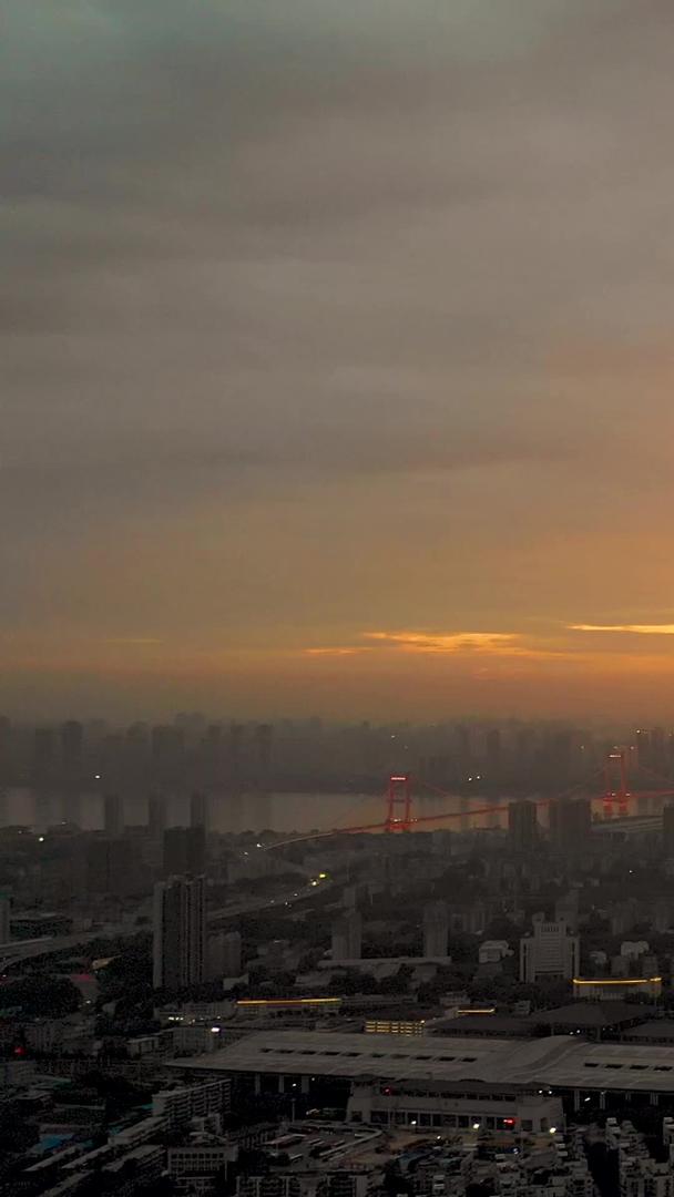 武汉城市天际线在日落和日落天气下航拍视频的预览图