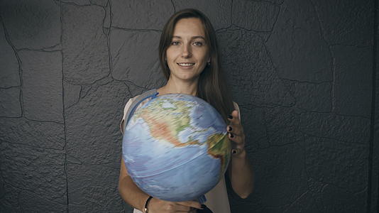 女人转动地球视频的预览图
