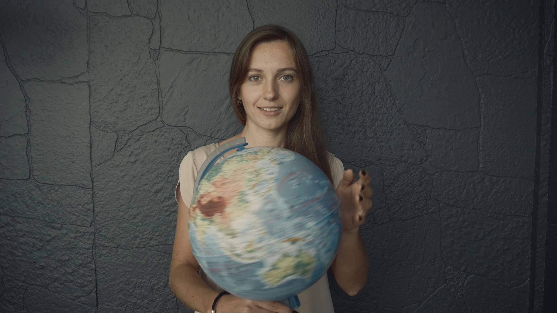 地球上的妇女视频的预览图