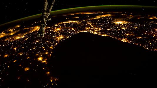 地球行星的夜景来自国际空间站NASA时间流逝视频的预览图