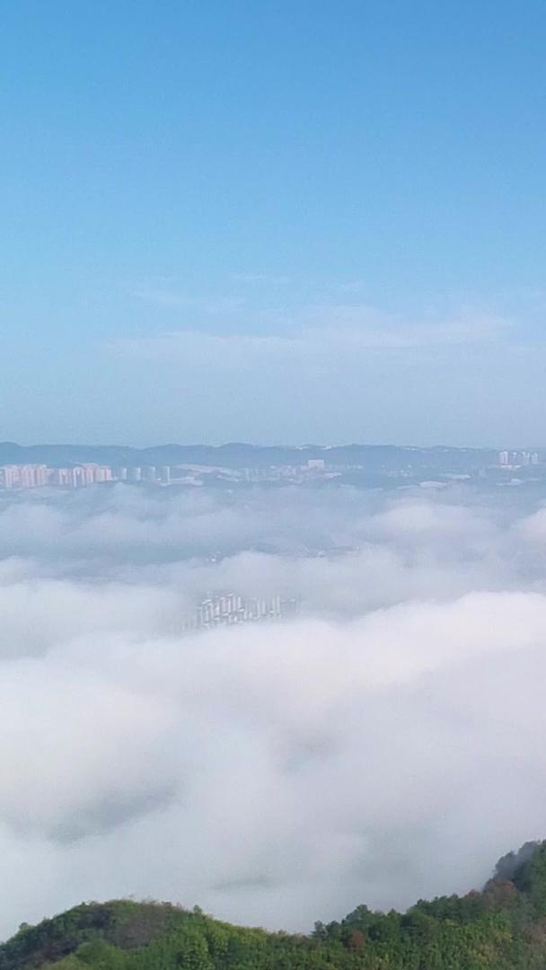 云中的城市景观视频的预览图