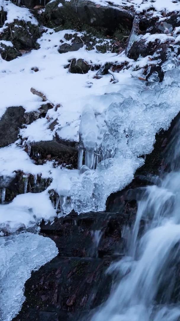 冬天冰雪溪水流延时？视频的预览图