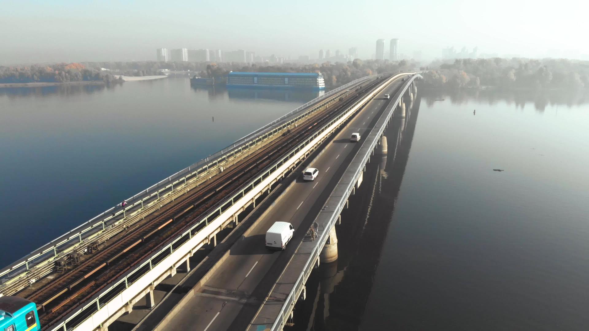 桥上的车开动视频的预览图