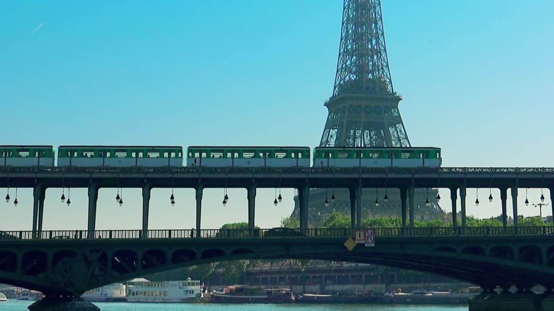 地铁列车在桥和埃菲尔铁塔上视频的预览图