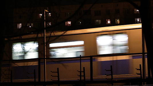 夜间地铁列车的室外视频的预览图