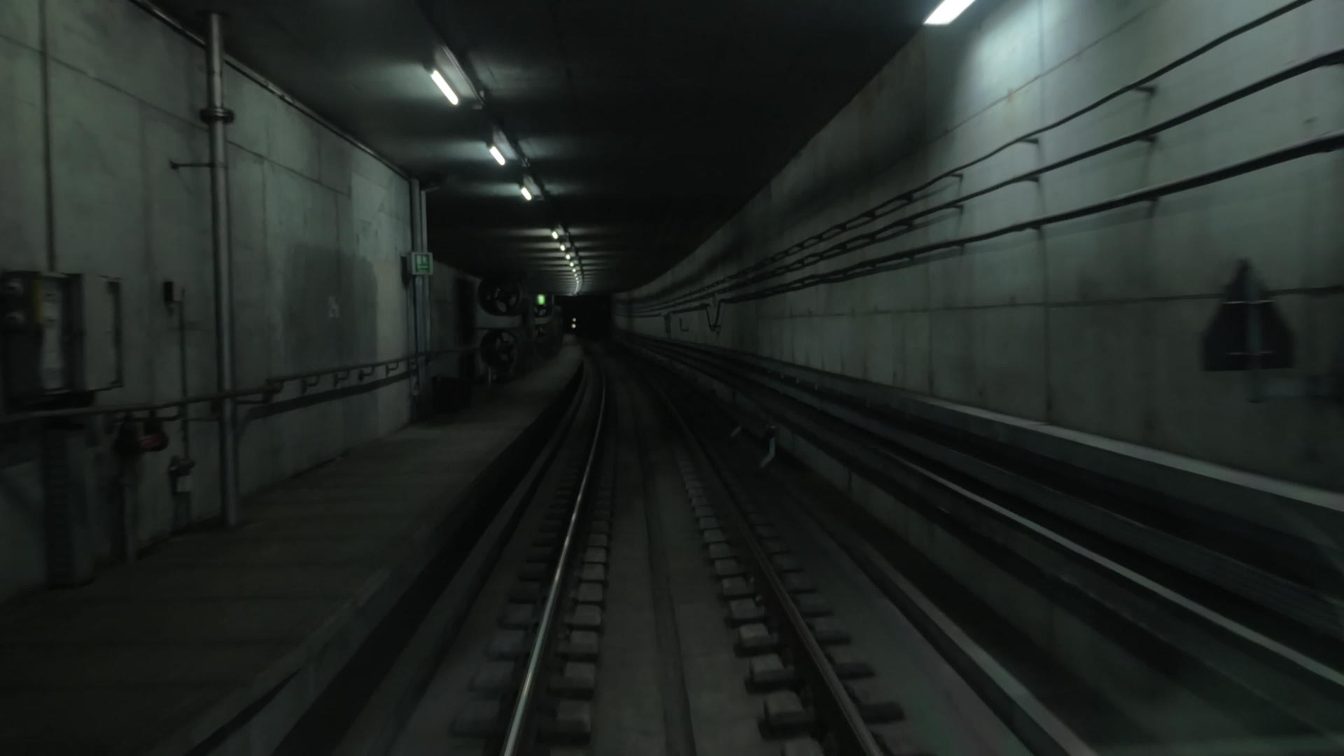 在黑暗地铁隧道中移动视频的预览图