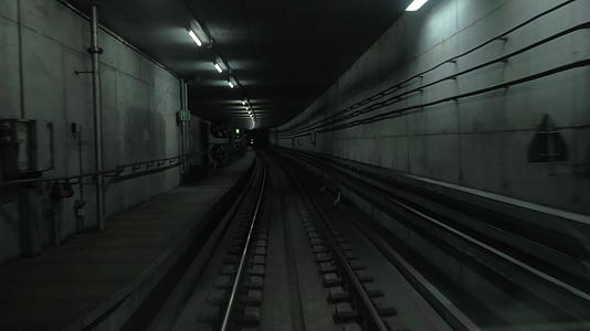 在黑暗地铁隧道中移动视频的预览图
