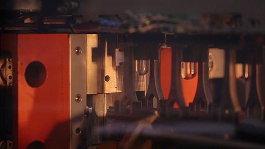 生产中的饮料工业装瓶厂制造机视频的预览图