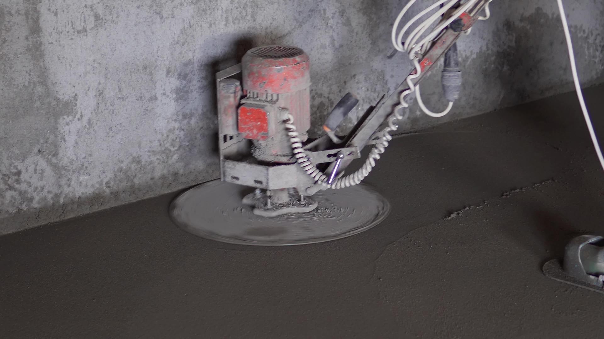抛光混凝土建筑工人使用特殊工具生产灌浆视频的预览图