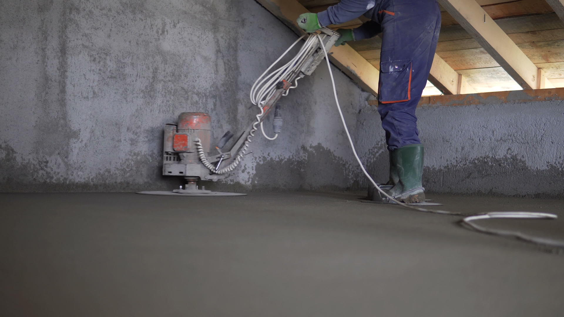 男性工人使用电动粗金刚石工具完成混凝土地板视频的预览图