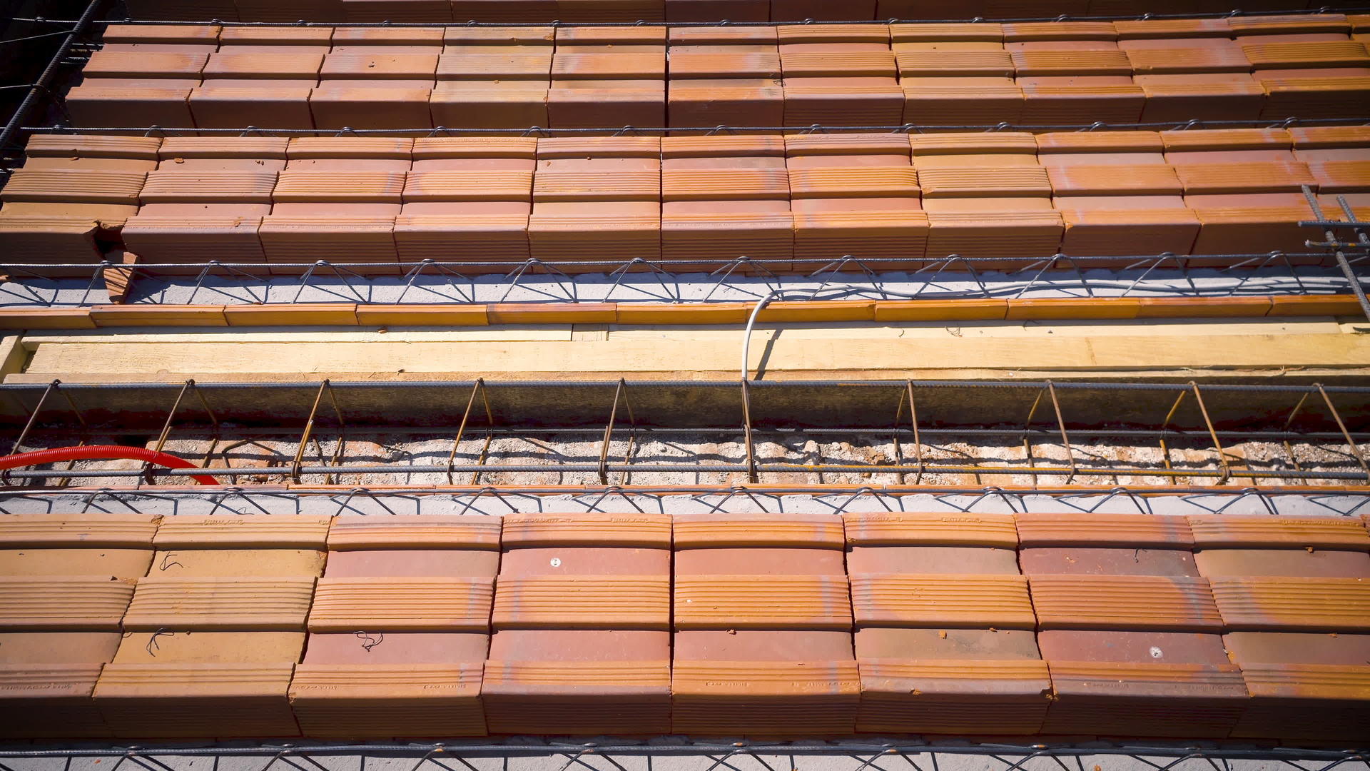 变形钢筋和框架板在混凝土基底或地板然后在建筑中视频的预览图
