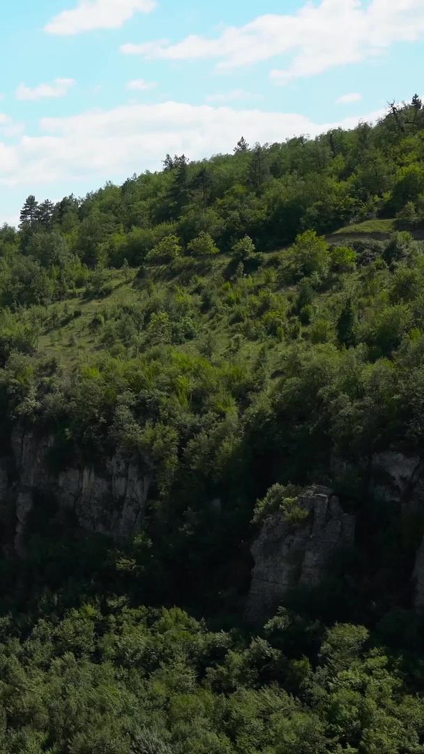 延时集合土耳其峡谷山林游客观景台视频的预览图