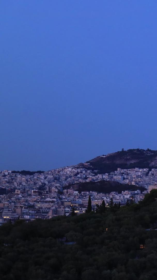 雅典著名的欧洲希腊首都古建筑雅典卫城夜景延时视频视频的预览图
