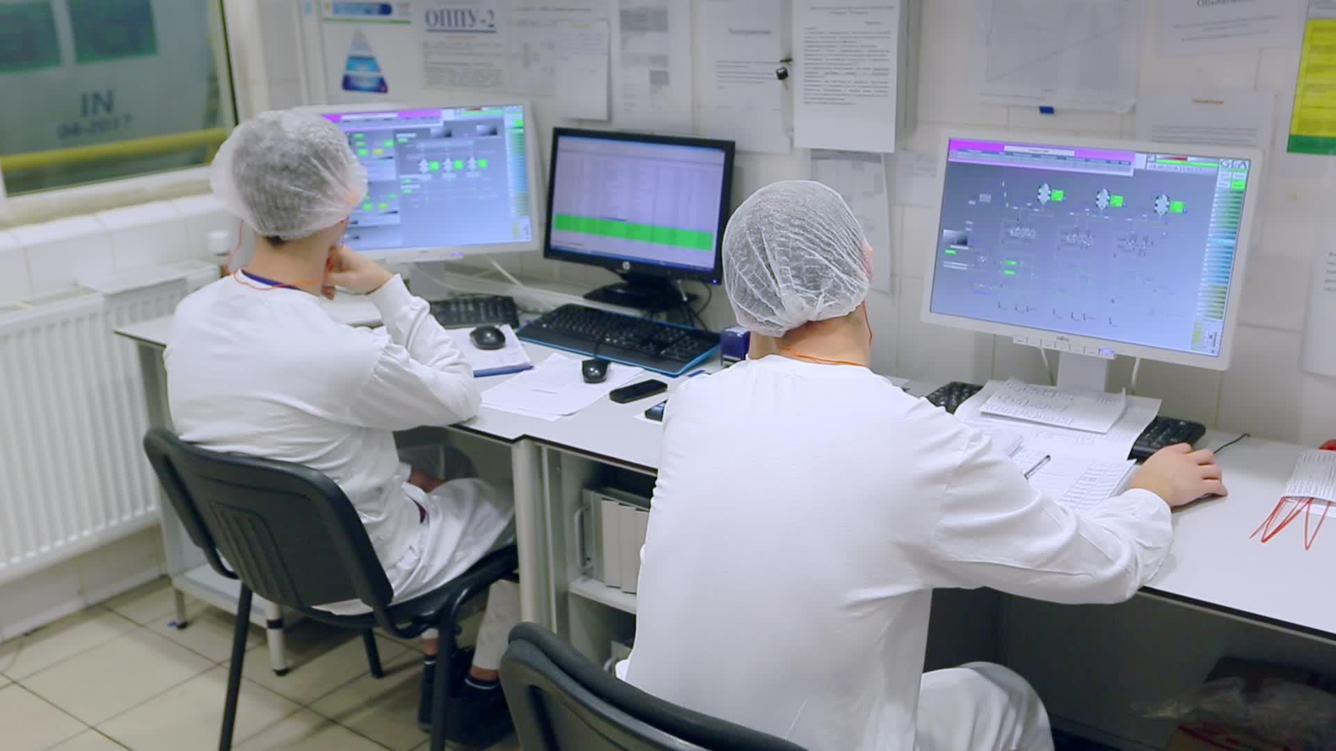 工厂控制室工作人员在控制室监测数据视频的预览图