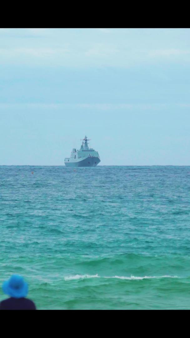 拍摄游客在海上远处游行的军舰船只建军节视频的预览图