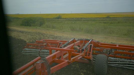 拖拉机用于种土地视频的预览图
