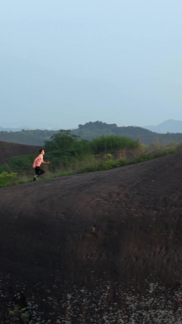 在龙脊上奔跑的湖南郴州高椅岭景区青少年视频的预览图
