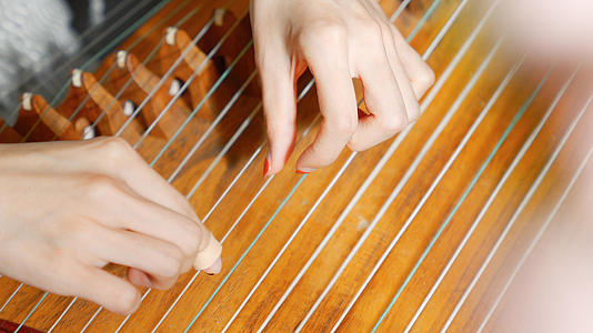 4K双手指间弹拨古筝琴弦技法视频的预览图