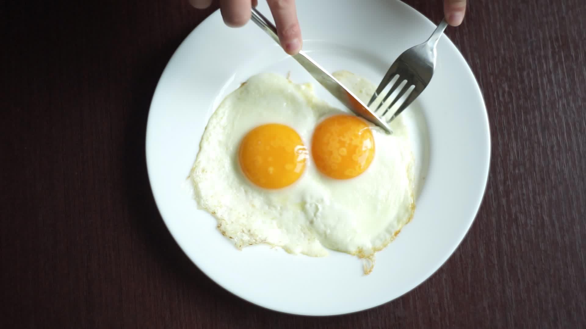 用叉子和刀吃煎蛋视频的预览图