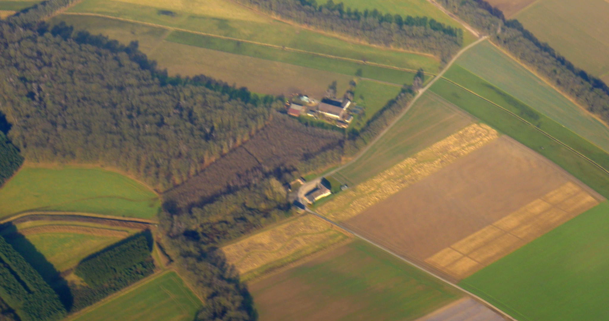 空中航向绿田和小城镇视频的预览图