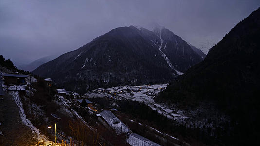 山谷中的村落夜景延时视频的预览图