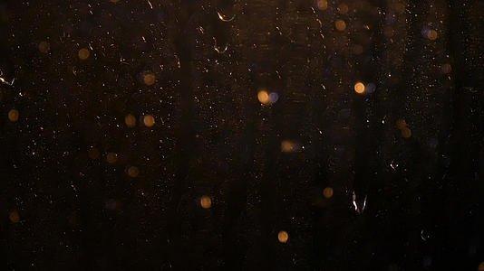 4k玻璃上的雨滴视频的预览图