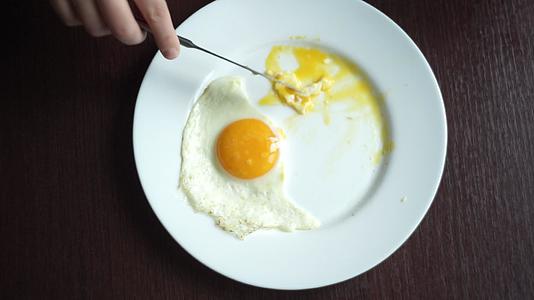 用刀叉和子吃煎蛋视频的预览图