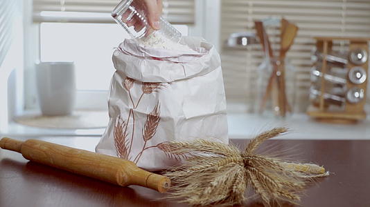 家用烘焙材料中的有机面粉袋视频的预览图