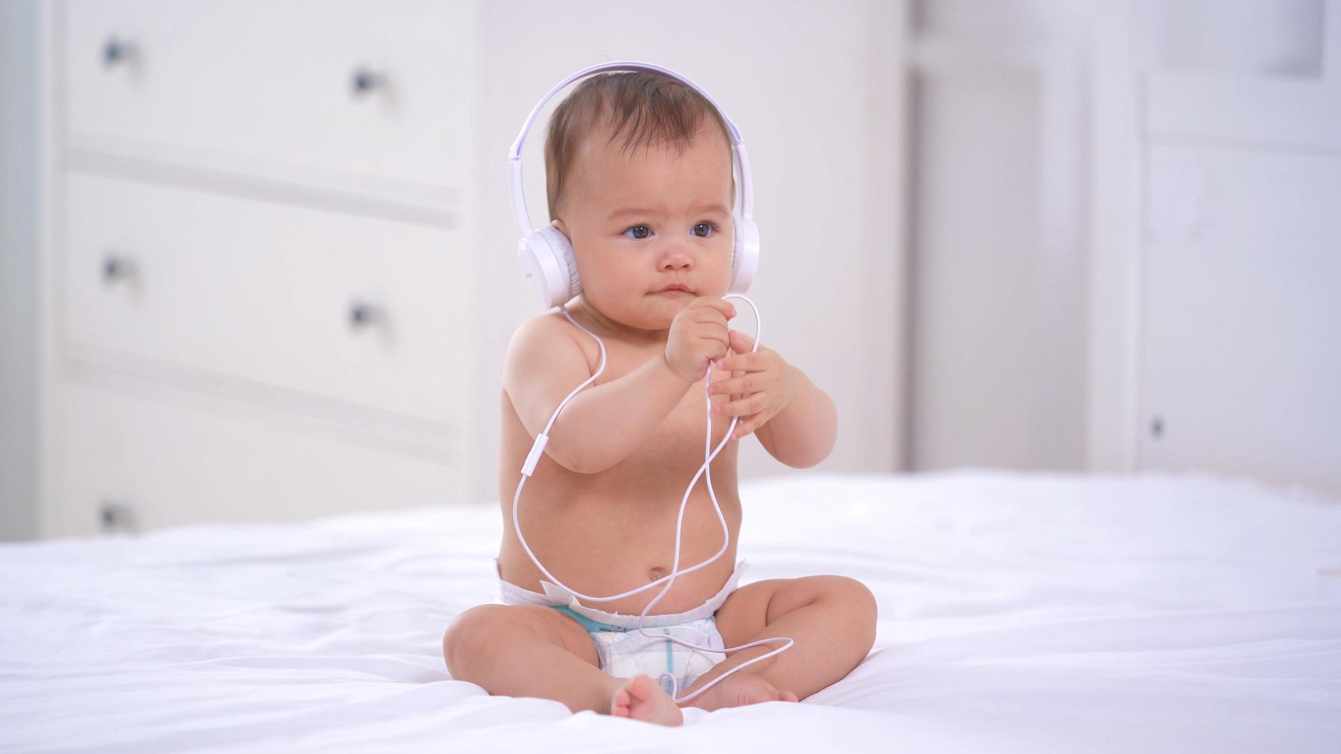 4k婴儿听音乐视频的预览图