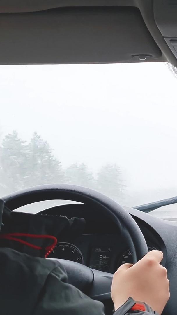 寒冬大雪天气在高速公路上行驶视频的预览图