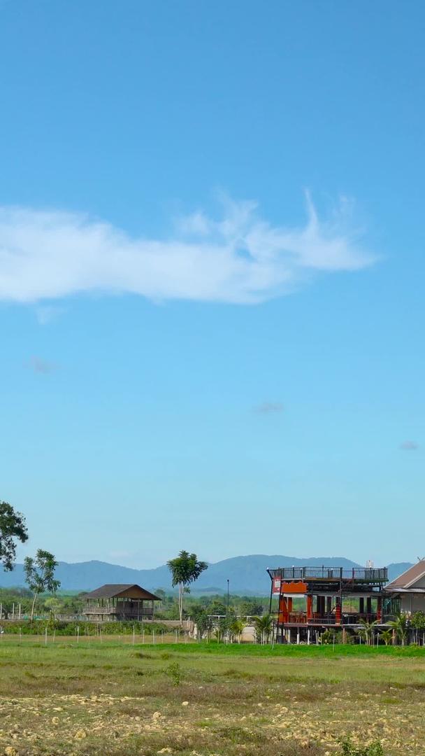 泰国农田咖啡馆度假舒适时光蓝天白云延迟视频的预览图