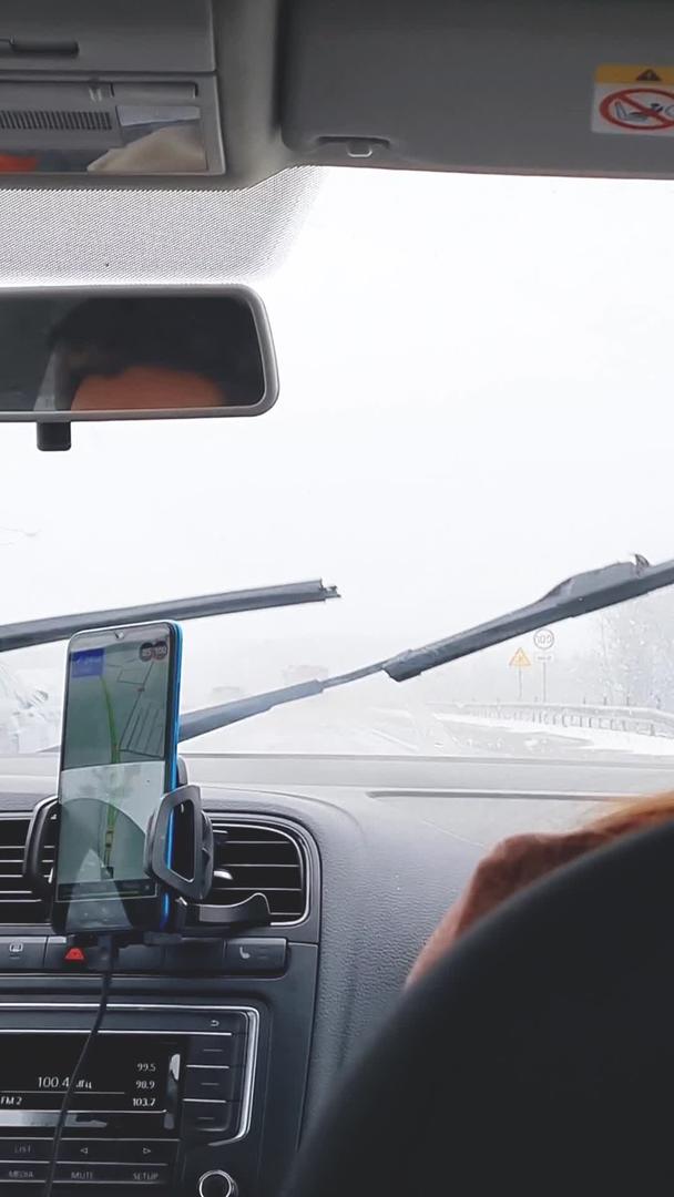 寒冬大雪天气在高速公路上行驶视频的预览图