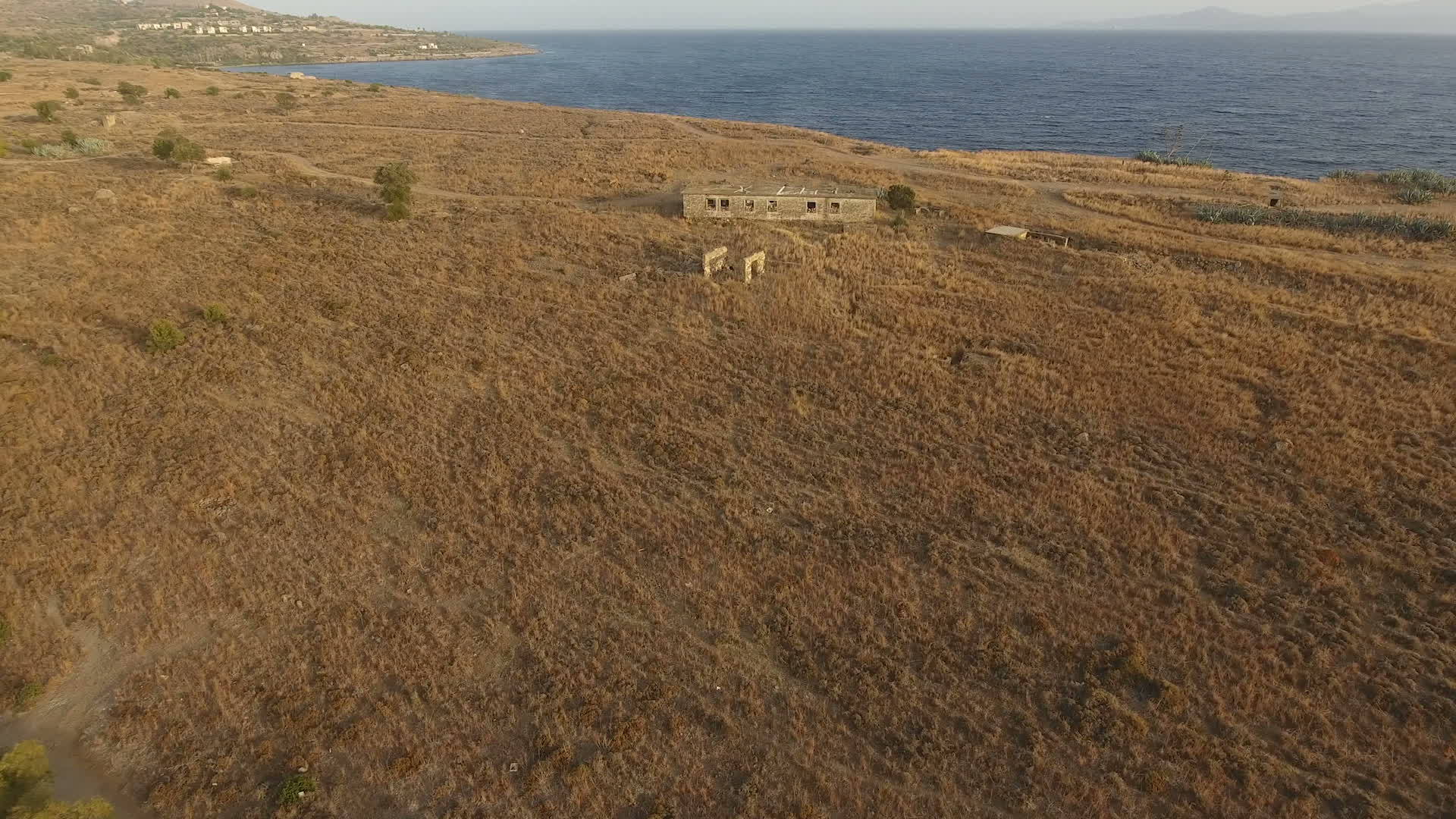 在海上附近的田地上遗弃的建筑视频的预览图
