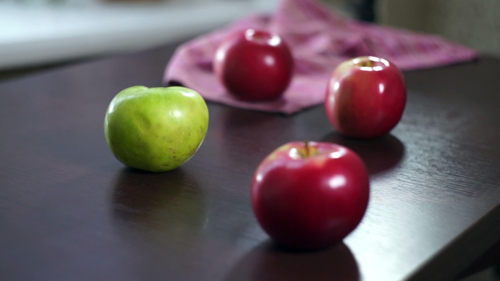 木桌上的新鲜苹果视频的预览图