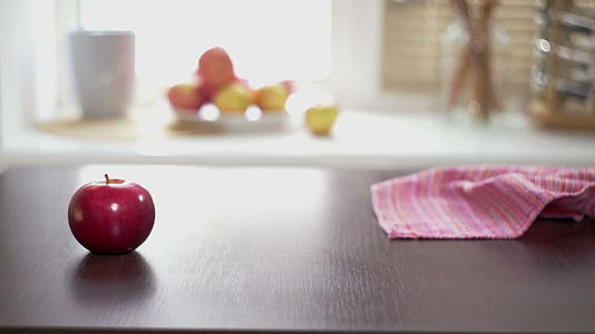 木制桌摆放着成熟的红苹果视频的预览图