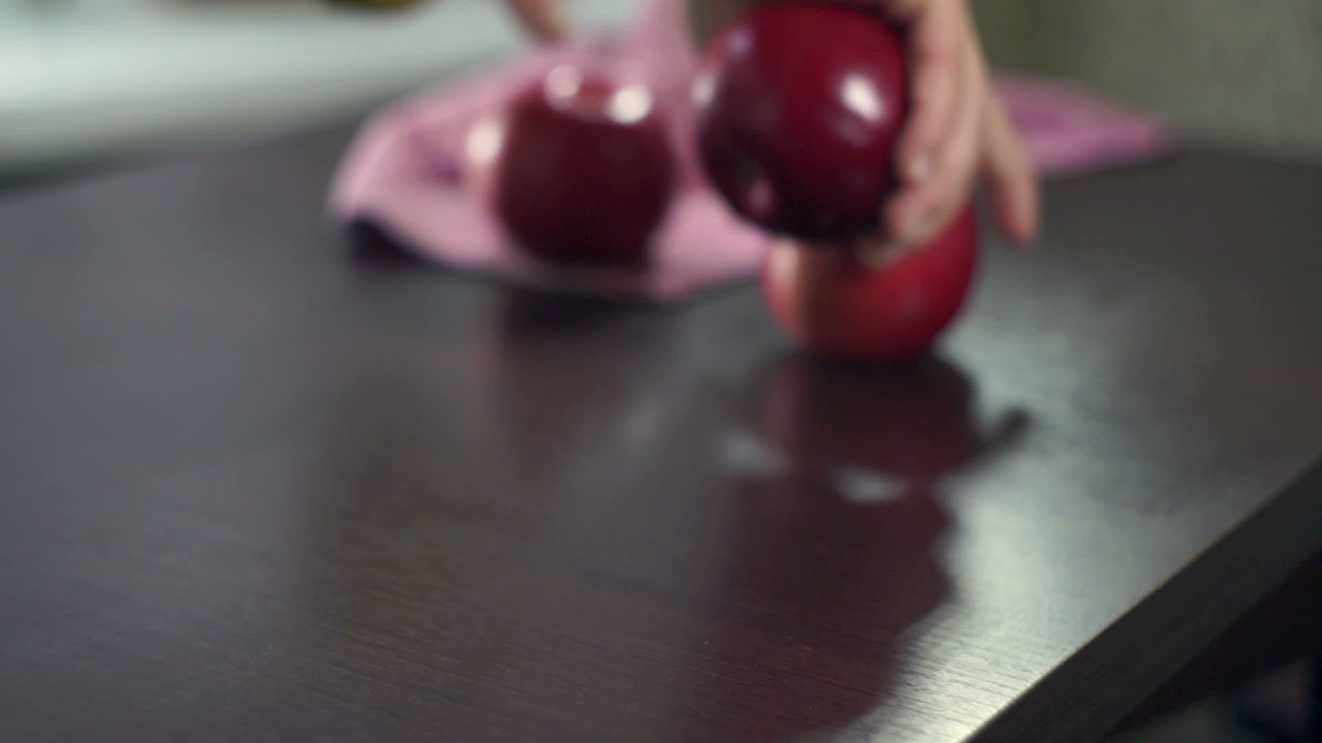 从木桌上取红苹果视频的预览图