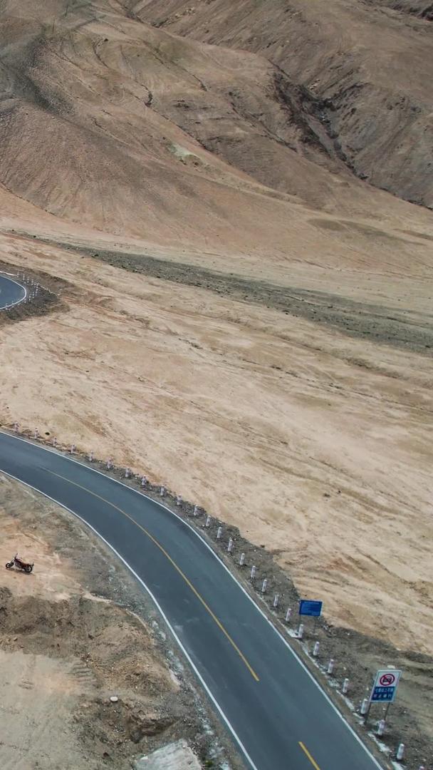 新疆南部塔县航拍网红公路盘龙古道小盘龙段视频视频的预览图