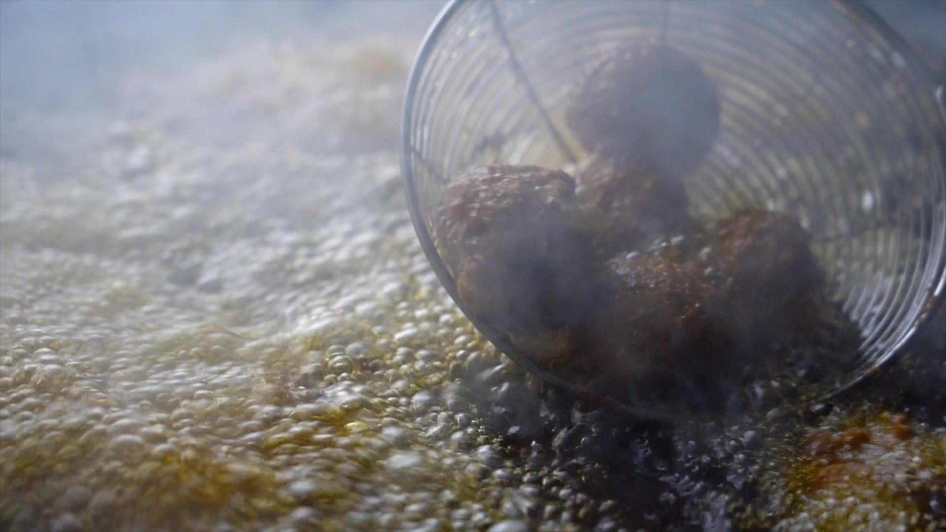 4k升格实拍过年美食炸丸子子视频的预览图