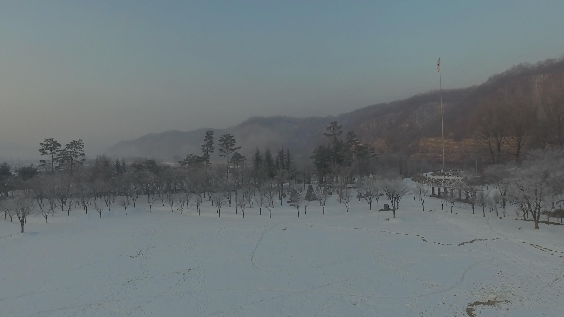无人驾驶飞机飞越被雪覆盖的田野视频的预览图
