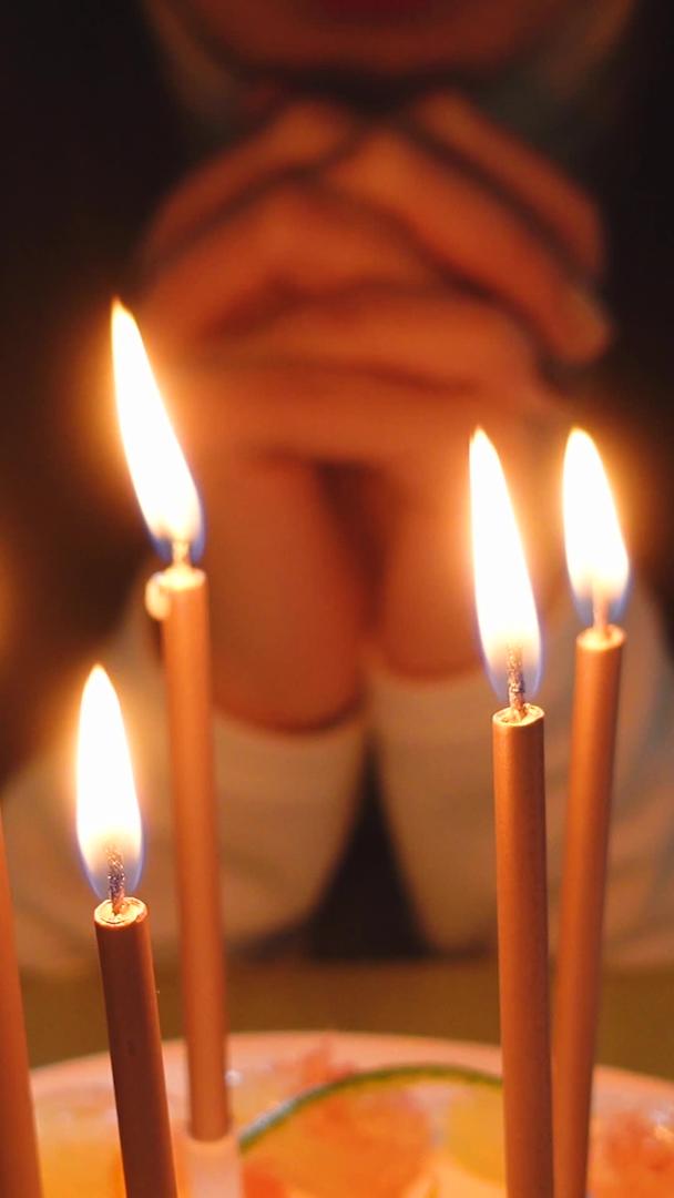 庆祝生日吹蜡烛许愿生活材料视频的预览图